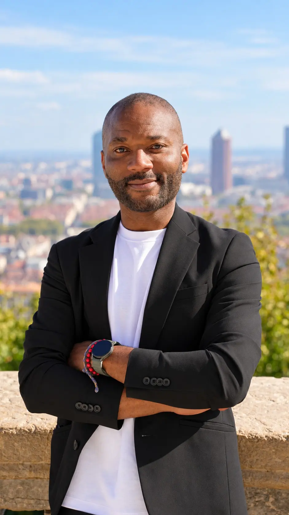 Hugues Mustiere, fondateur de Hu'Nico Events, bras croisés, Lyon en arrière-plan.