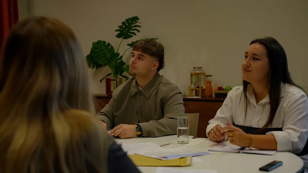 Deux participants attentifs pendant une réunion de travail.